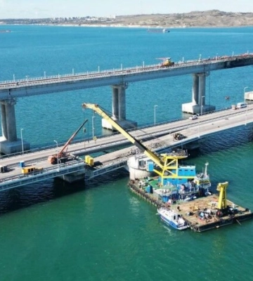 Російські окупанти заявили про обмеження руху на Кримському мосту