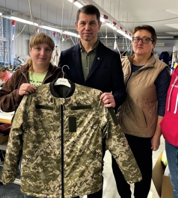 Латвійська фабрика почала шити зимову форму для ЗСУ 