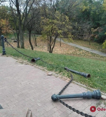 Возле Александровской колонны в Одессе сняли ограждение (фотофакт)