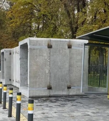 У Дніпрі біля зупинки встановили першу бетонну захисну споруду