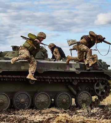 Російські військові руйнують вишки зв’яку у Херсонській області