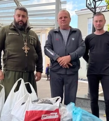 В Одессе священник УПЦ передал гумпомощь военным ВСУ, которые находятся в больнице