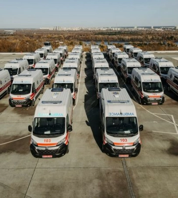 Україна отримала 32 реанімобілі від United24