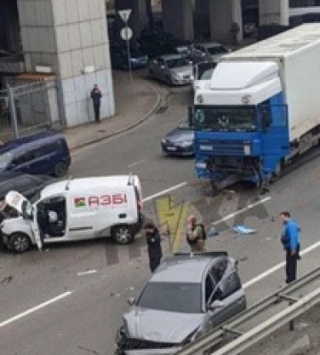 В Киеве образовалась огромная пробка из-за масштабного ДТП с фурой: фото