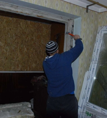 Нові вікна і дах: Дніпро продовжує відновлюватися після ракетних ударів рф