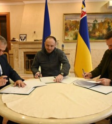 Меморандум про співпрацю підписали в Закарпатській ОВА, щодо розгортання діяльності спеціальної авіації ДСНС