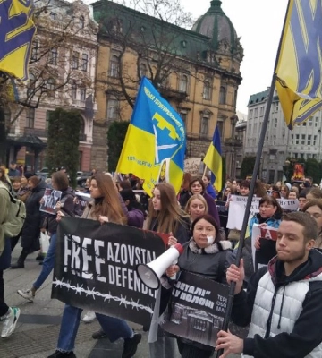 У Львові родини захисників Маріуполя пройшли ходою центром міста