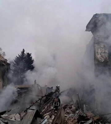 Унаслідок нічного ракетного удару по Запоріжжю загинула одна людина, зруйновано будівлю комерційного підприємства. ФОТО