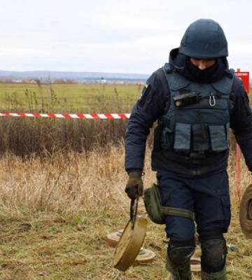 Наразі на Херсонщині працюють 10 груп вибухотехніків, - Нацполіція