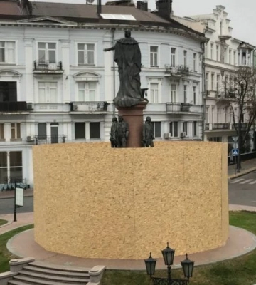 Памятник Екатерине ІІ спрятали за забором