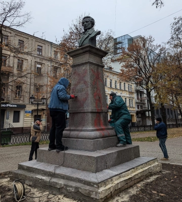 У Харкові розписали червоною фарбою пам’ятник Пушкіну 