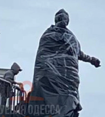 Памятник Екатерине ІІ в Одессе спрятали в черный пакет. ВИДЕО+ФОТО