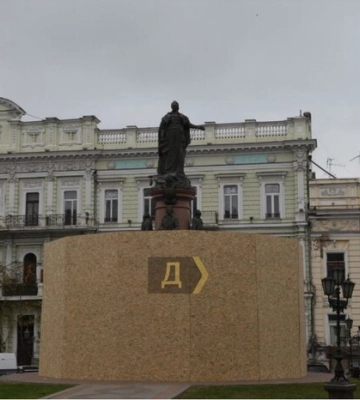 За прикладом російських солдатів. Пам’ятник Катерині II у центрі Одеси замотали у «чорний пакет»