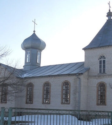 На Киевщине при попытке захвата храма УПЦ сторонники ПЦУ бросали камни в женщин и избили диакона