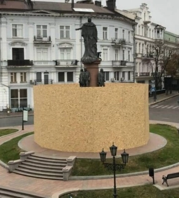В Одессе демонтируют памятник Екатерине II
