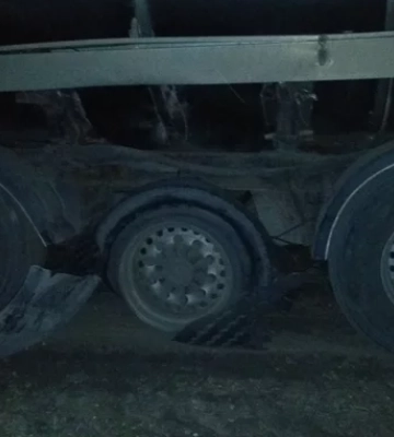 На Волині під час руху трасою у вантажівки відірвалися колеса та пошкодили Mercedes