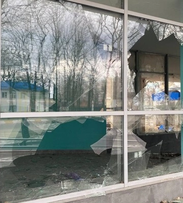 До зими в Ірпені зможуть замінити лише половину пошкоджених під час бойових дій вікон — мер