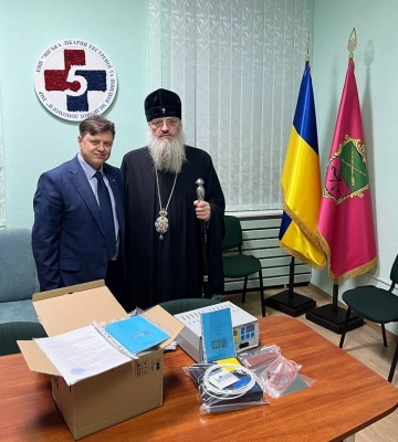 В Запорожье митрополит УПЦ передал оборудование медикам