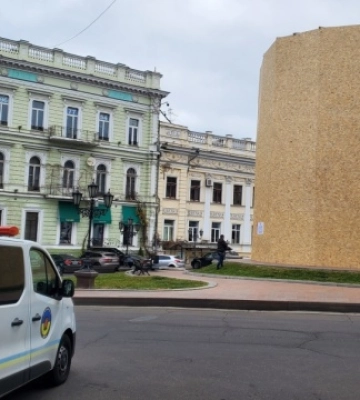 Власти Одессы спрятали памятник Екатерине II за семиметровым забором