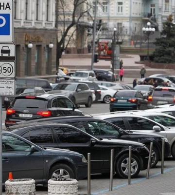 У Києві встановили тарифи на паркування: яка вартість