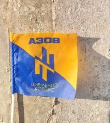 У Маріуполі на стовпах з&#039;явилися прапорці із символікою полку «Азов»