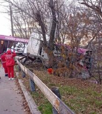 У Кременчуці зіткнулися автобус та вантажівка: є загиблі та травмовані
