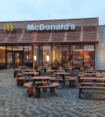 Зі своїм бомбосховищем. McDonald’s відкрила новий ресторан під Києвом