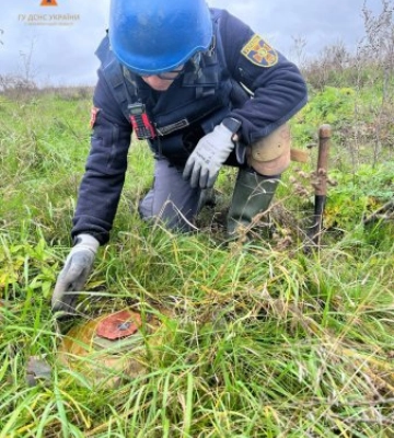 Закарпатські піротехніки разом з колегами з інших областей щодня розміновують територію від вибухонебезпечних предметів  (Фото)