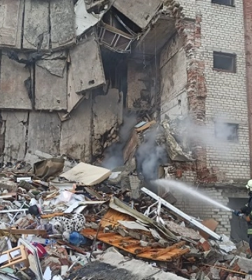 Зруйновано 8 поверхів: РФ влучила у дев’ятиповерхівку у Лимані