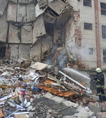Окупанти влучили у багатоповерхівку в Лимані: зруйновано вісім поверхів 