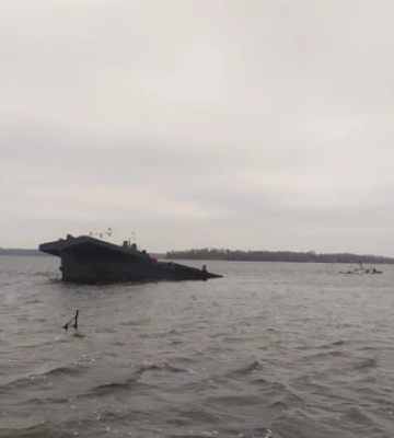 росіяни викрали з херсонських підприємств судна, баржі та плавкран - поліція