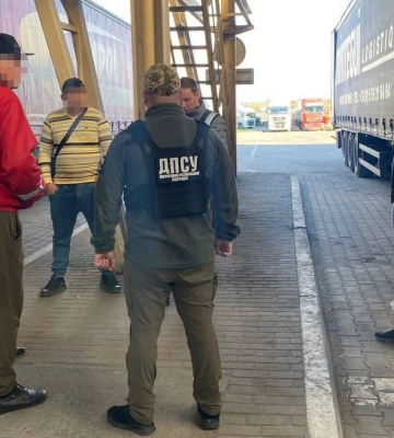 На Львівщині вилучили спецвантажівки, якими призовників вивозили за кордон
