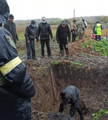На Харьковщине нашли еще одно массовое захоронение - россияне сравняли его танками