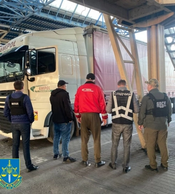 На Львівщині під виглядом далекобійників компанія переправляла за кордон &quot;ухилянтів&quot;, - ФОТО