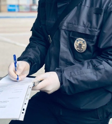 У Рівному затримали двох п&#039;яних школярок, які побили припарковане авто