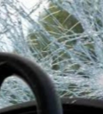 У Рівному нетверезі дівчата-підлітки пошкодили чуже авто