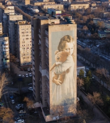 Оккупанты в Мариуполе уничтожили мурал &quot;Милана&quot;, посвященный девочке, потерявшей мать из-за обстрела города в 2015 году. ВИДЕО
