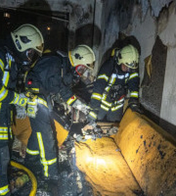 У столиці під час ліквідації пожежі в квартирі вогнеборці врятували жінку (фото, відео)