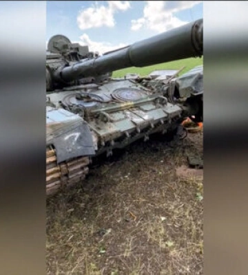 Українські десантники підбили ворожий танк, який росіяни &quot;укріплювали&quot; вкраденими каналізаційними люками. ВIДЕО