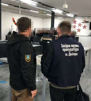 Працювали неповнолітні та особи без громадянства. У Дніпрі викрили п&#039;ять шахрайських сall-центрів