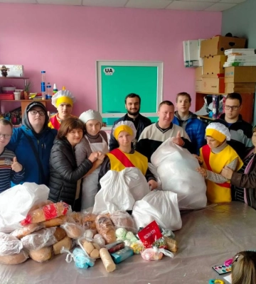 В Житомире священники УПЦ передали помощь переселенцам