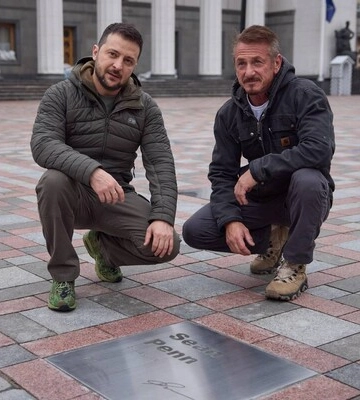 Зеленский и актер Шон Пенн обсудили поддержку Украины и посетили Аллею смелости в Киеве