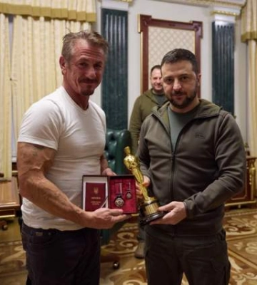 Шон Пенн знову навідався до Києва і передав Зеленському свого Оскара