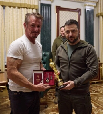 Шон Пенн знов приїхав в Київ та передав Зеленському &quot;Оскар&quot;
