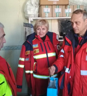 В Ізюмі вставляють вікна у лікарні та розмістили “швидку” в модульній будівлі
