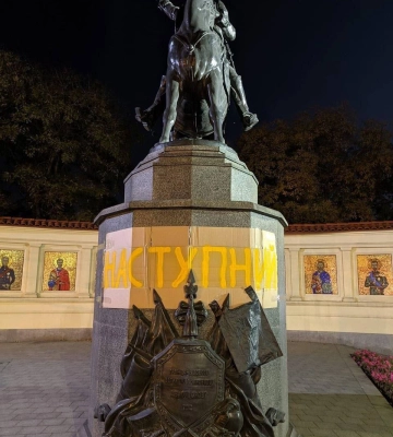 В Одессе взялись за памятник Суворову: теперь надписи пишут на нем