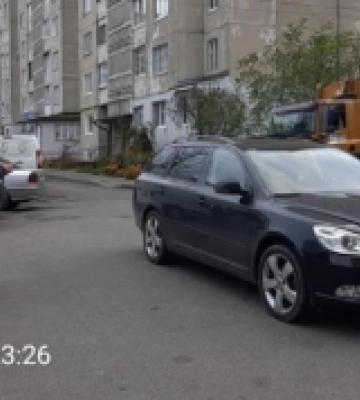 У Луцьку оштрафують водія, котрий заблокував доїзд сміттєвозу