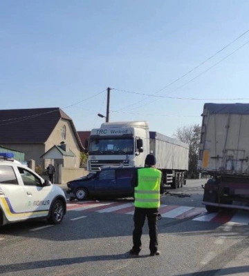 На трасі Одеса-Рені сталося зіткнення двох вантажівок і легковика, загинула жінка, - ФОТО