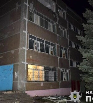 Наслідки авіаудару росіян по Краматорську: поранена дитина, пошкоджено 12 приватних будинків та школа. ФОТОрепортаж