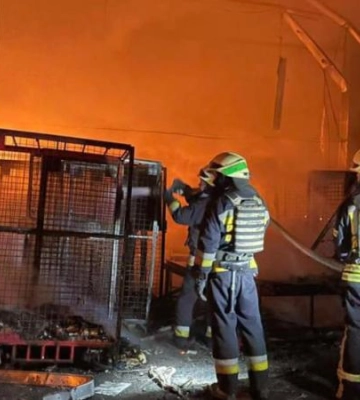 У ДСНС показали наслідки влучання у логістичне підприємство у Дніпрі